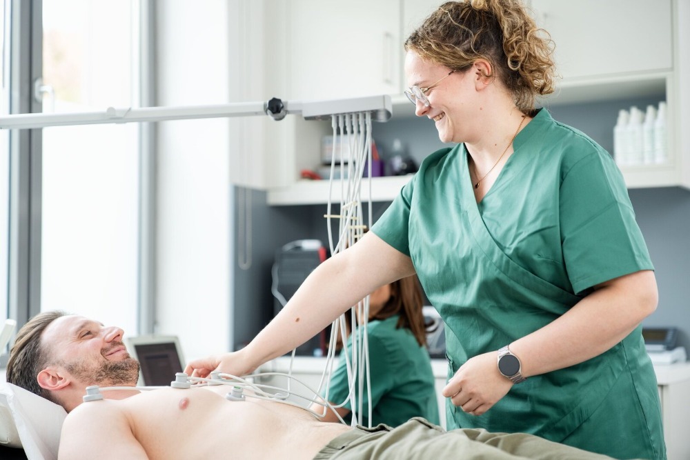 kardiologe-essen-dr-med-meyer-und-dr-med-thalayasingam-ekg-hausarzt-v2 kardiologe-essen-dr-med-meyer-und-dr-med-thalayasingam- ekg-hausarzt-v2