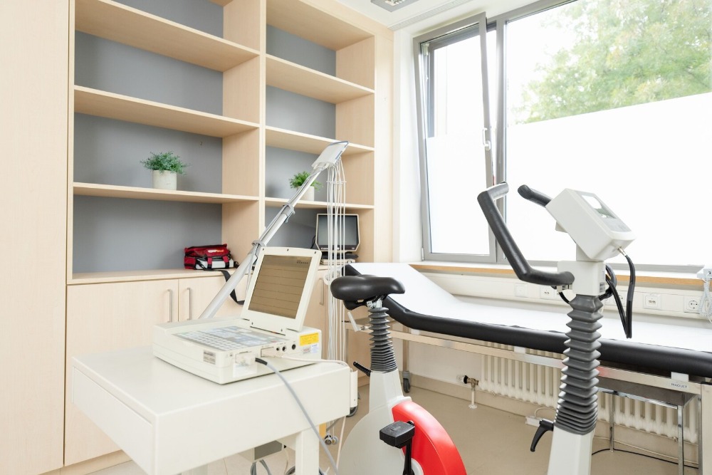 kardiologe-essen-dr-med-meyer-und-dr-med-thalayasingam- foto-behandlungszimmer-v2