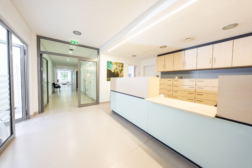 kardiologe-essen-dr-med-meyer-und-dr-med-thalayasingam- foto-empfang-v2
